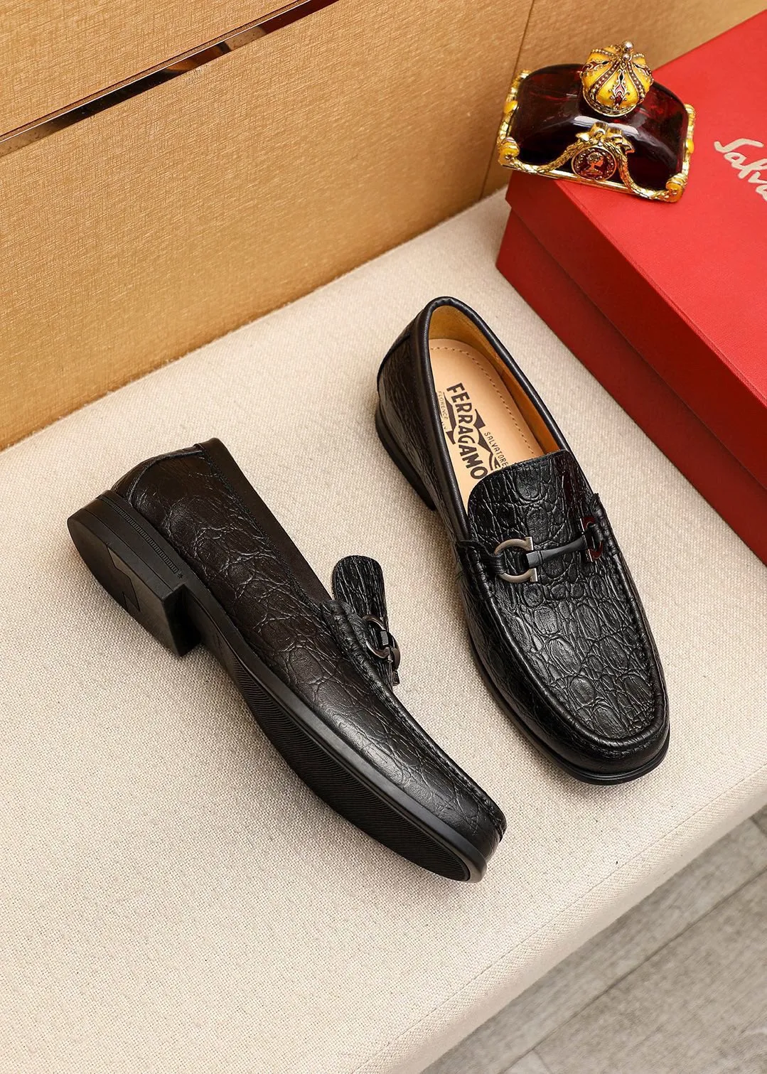 Men's shoes 💰480 💐 Product trademark: Ferragamo "Ferragamo" casual leather shoes Regular size: 38-44 (45🉑️customized) Product materials: Selected imported first-layer cowhide embossed upper + luxury hardware buckle, imported water-dyed cowhide leather lining. Strong three-dimensional visual effect, original rubber outsole Color: 2⃣️colors available